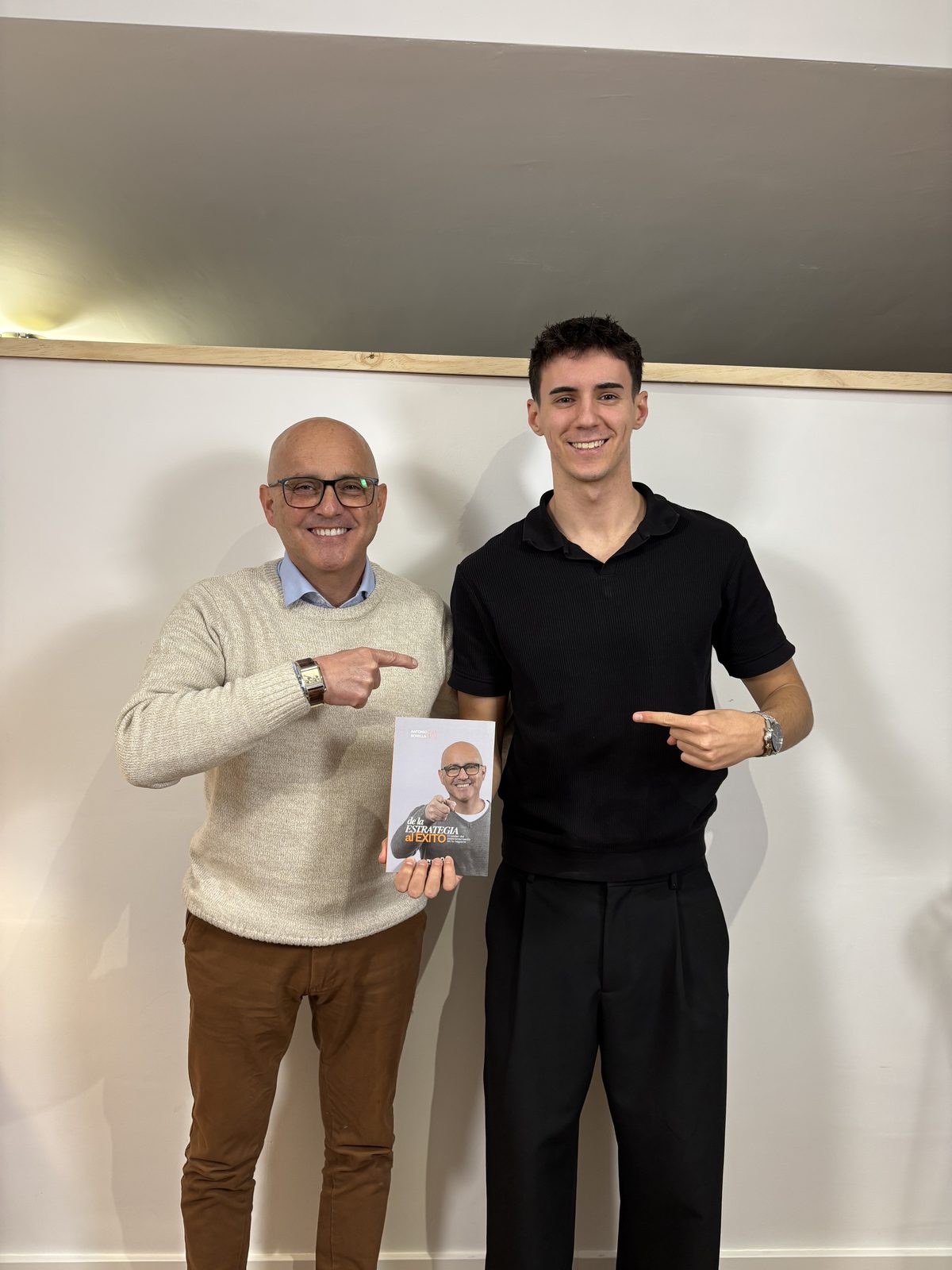 Hugo Ferrando con un invitado en el estudio
