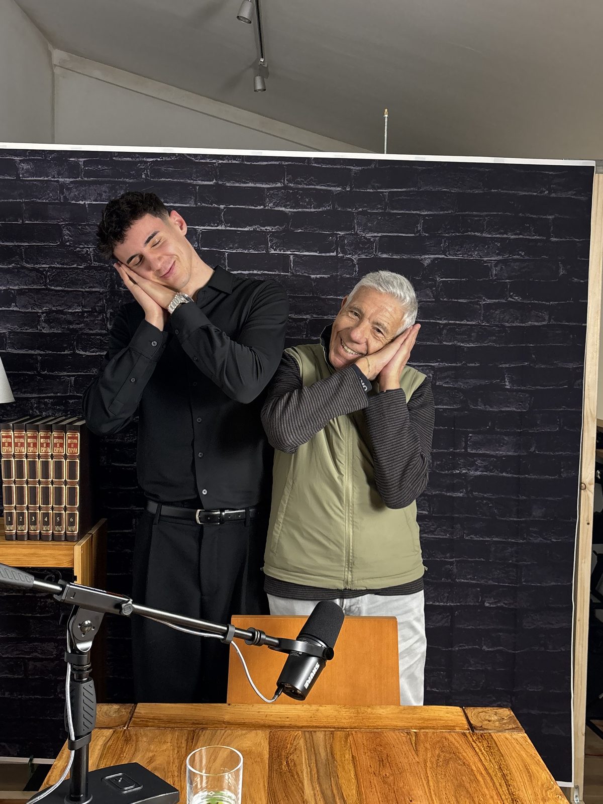 Hugo Ferrando con un invitado