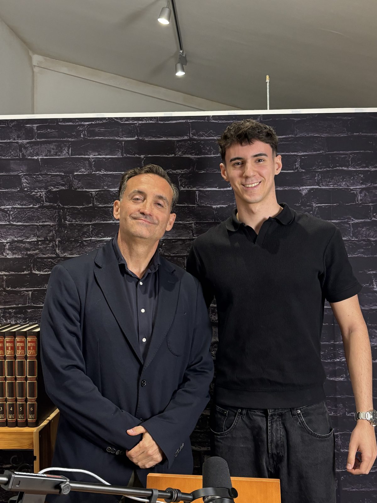 Hugo Ferrando con un invitado