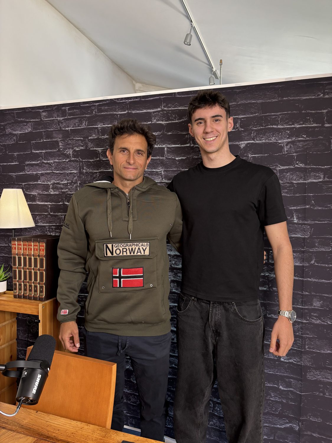 Hugo Ferrando con un invitado