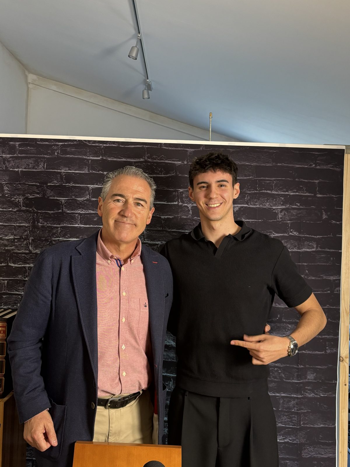 Hugo Ferrando con un invitado